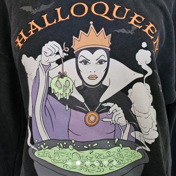 Disney Snow White and the Seven Dwarves The Evil Queen HalloQueen Crewneck Med - Picture 3 of 3